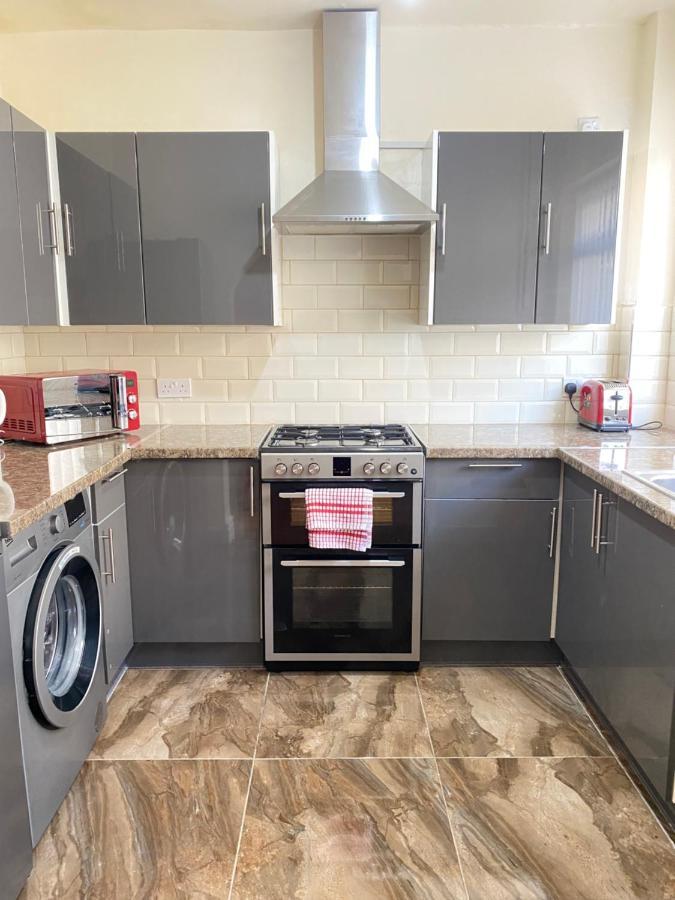 Entire 4 Bedroom House - Ev Point & Free Parking Liverpool Esterno foto