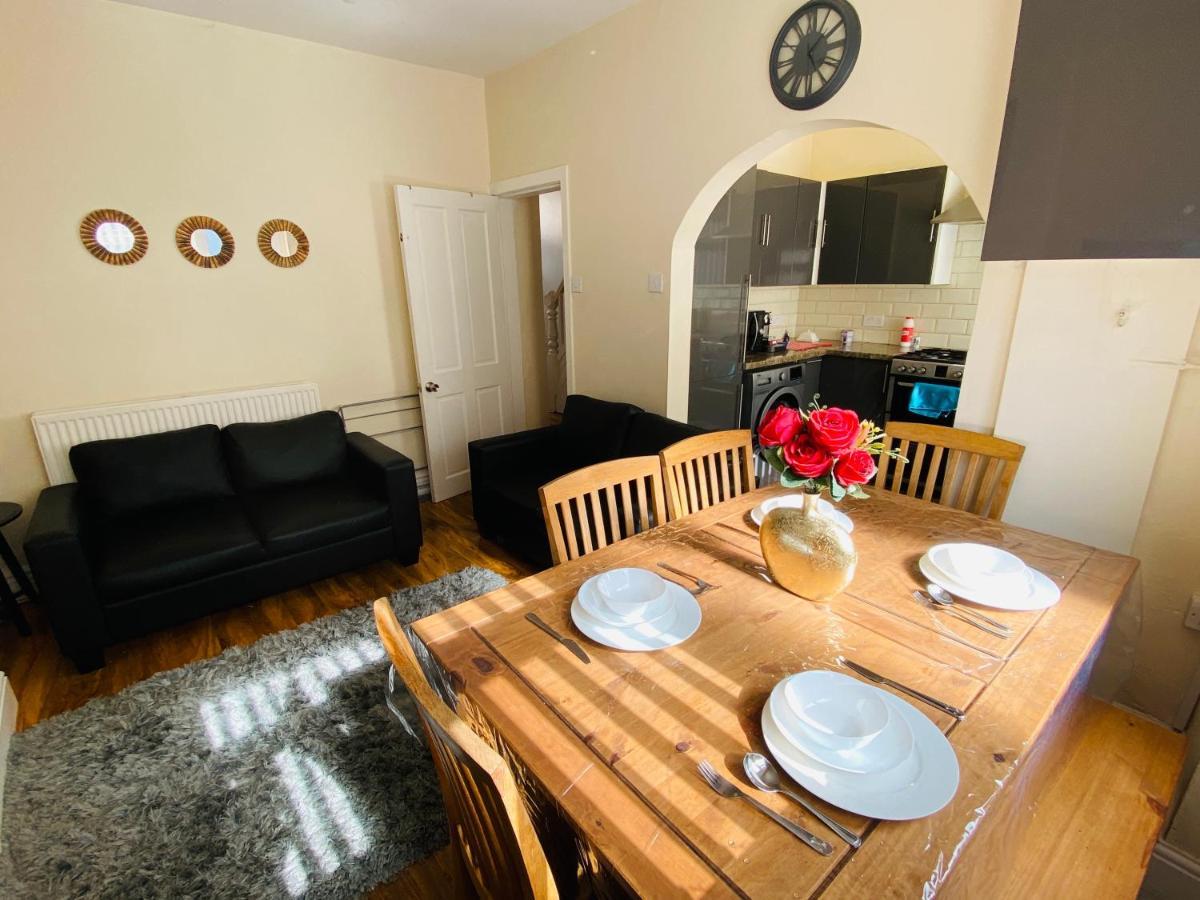 Entire 4 Bedroom House - Ev Point & Free Parking Liverpool Esterno foto