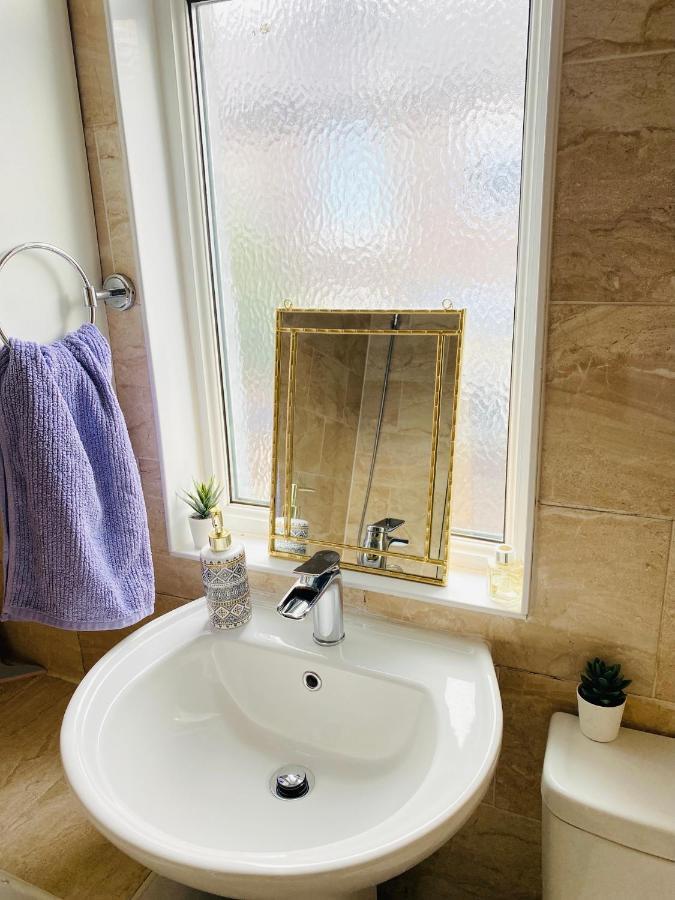 Entire 4 Bedroom House - Ev Point & Free Parking Liverpool Esterno foto